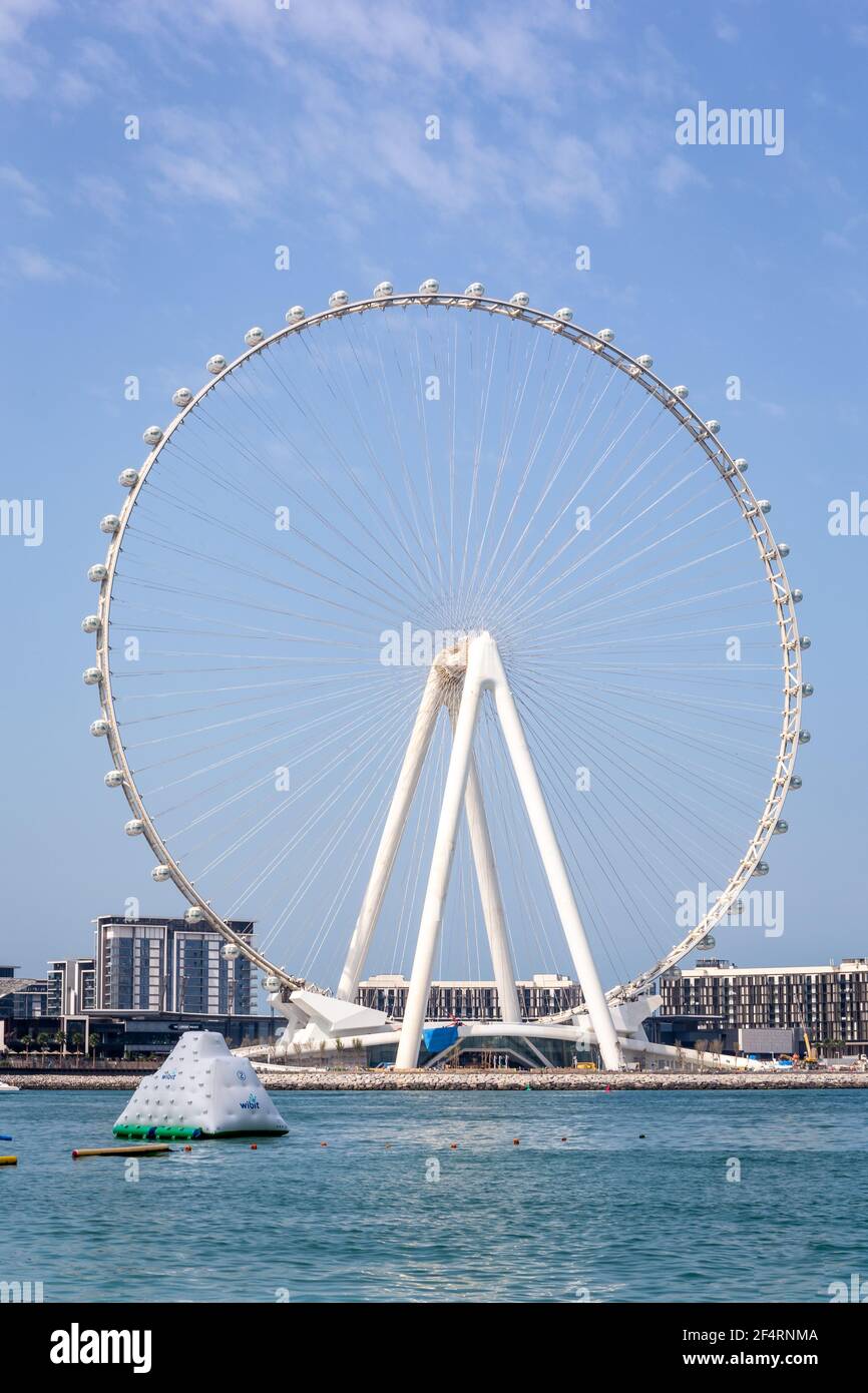 Dubai, VAE, 22,02.2021. Skyline von Bluewaters Island mit Ain Dubai (Dubai Eye) größtes Riesenrad der Welt und Wasserbucht mit schwimmenden Funpark Stockfoto