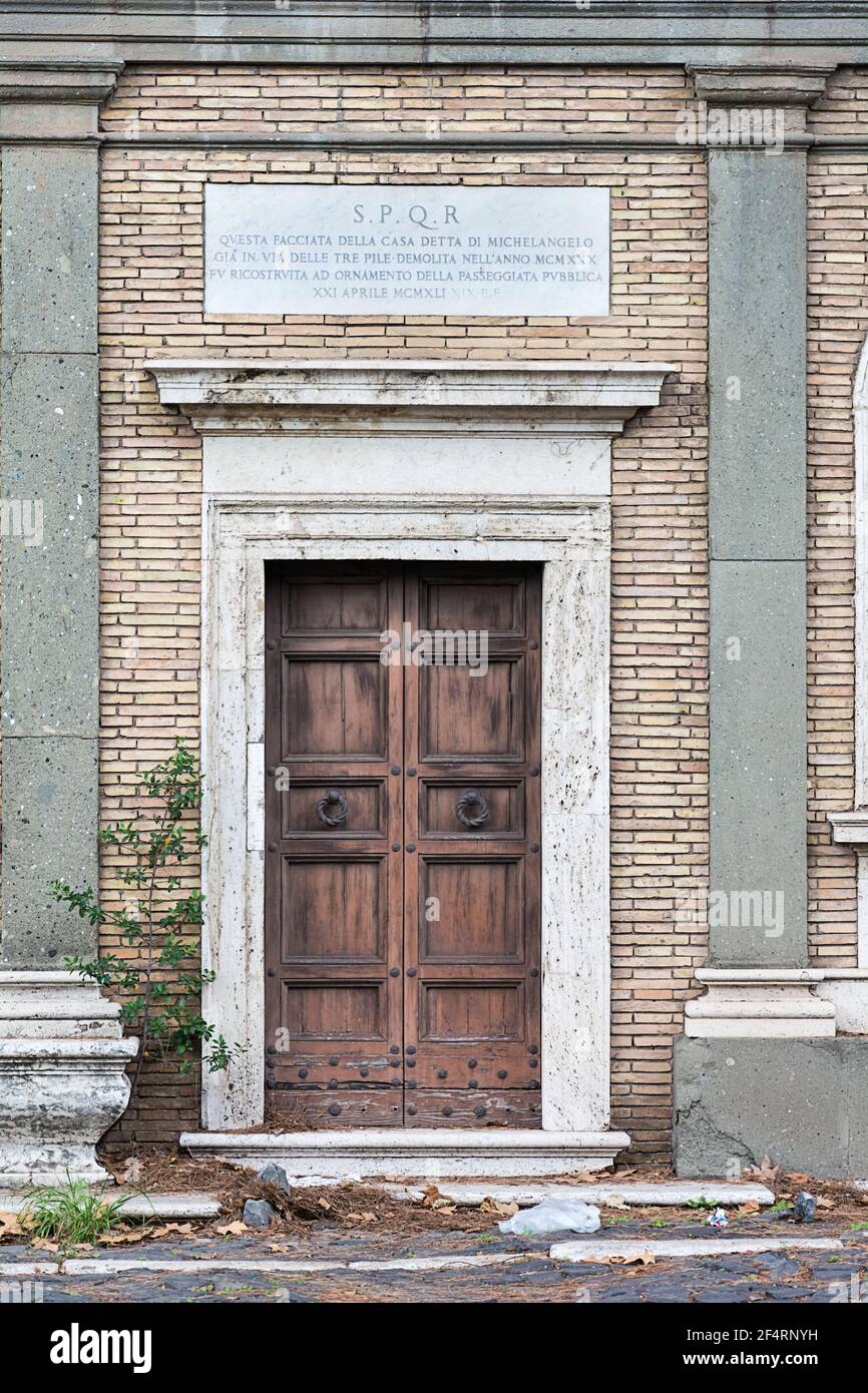Rom, Italien - 05. Okt 2018: Typische Tür in einem alten römischen Bau Stockfoto