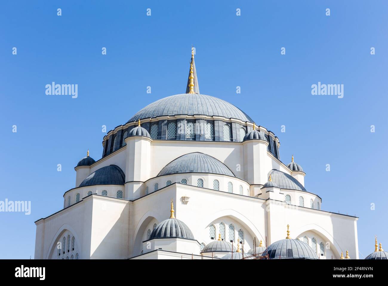 Kuppel der Sharjah Masjid Moschee, die Neue Sharjah Moschee, die größte Moschee im Emirat Sharjah, die Vereinigten Arabischen Emirate, weiße Sandsteinfassade Stockfoto