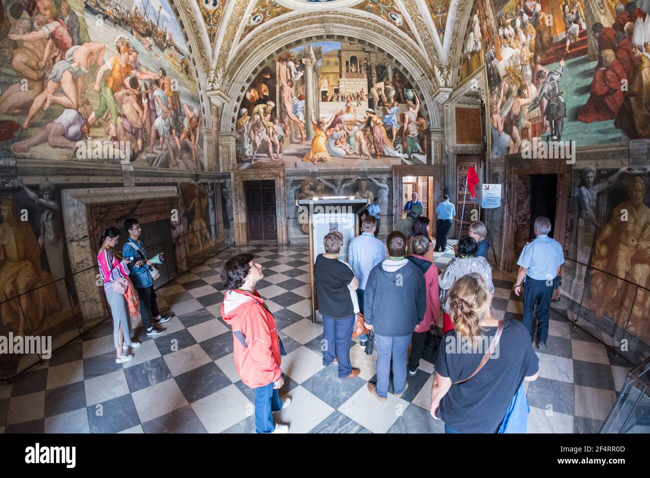 Vatikan - 06. Oktober 2018: Touristen genießen die Malerei in Raphael Strophen, vier Zimmer begeistern mit den herausragenden Fresken von Raphael gemalt Stockfoto