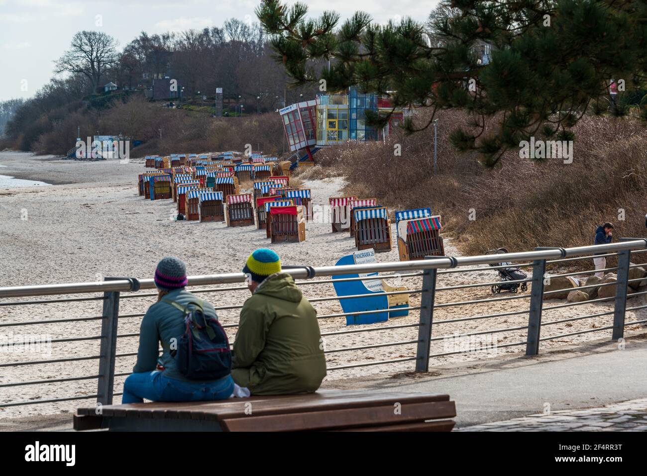 Kurz vor Ostern am Strand in Kiel-Schilksee, Strandkörbe werden für die vorstehende Saison aufgebaut Stockfoto
