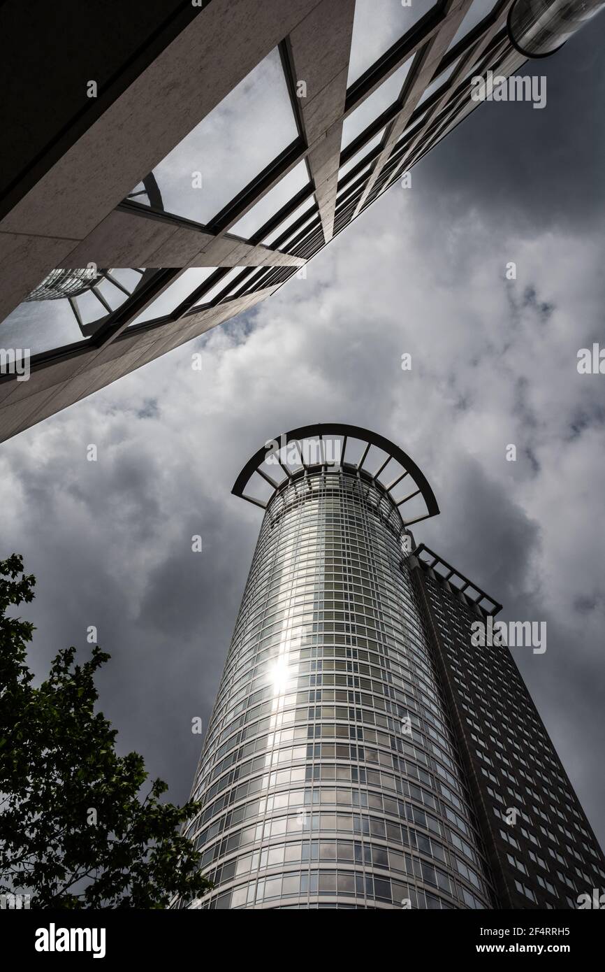 FRANKFURT AM MAIN, DEUTSCHLAND - 18. MAI 2016: Westend Tower Wolkenkratzer. Es ist der dritthöchste Wolkenkratzer in Frankfurt. Frankfurt am Main ist ein dynamisches A Stockfoto