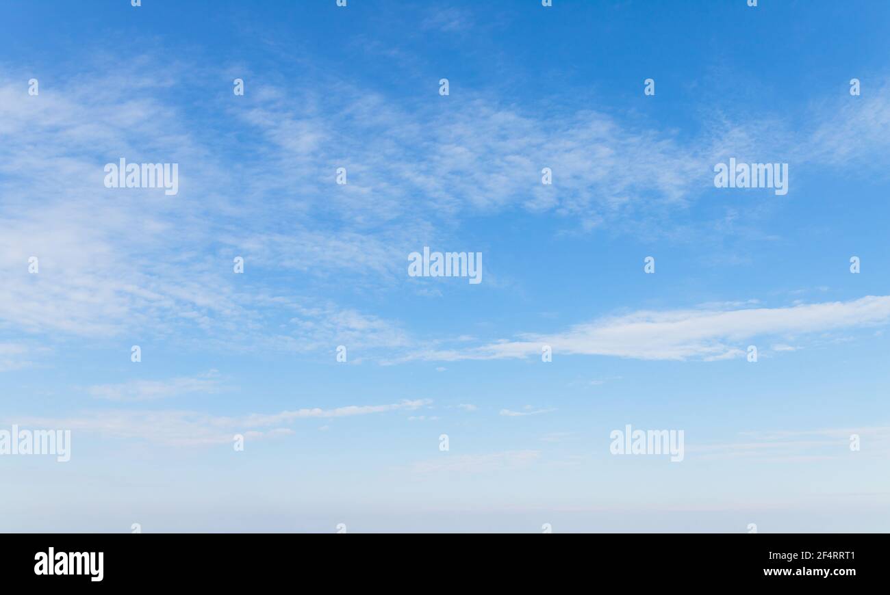 Blauer Himmel mit weißen Wolken am Tag, natürliche Hintergrund Foto Textur Stockfoto