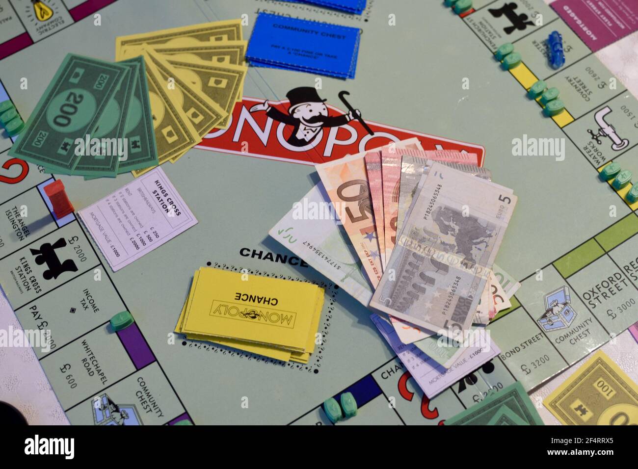 Monopolspiel mit gefälschtem und echtem Geld, Economy-Brettspiel mit echten  Euro-Banknoten Stockfotografie - Alamy
