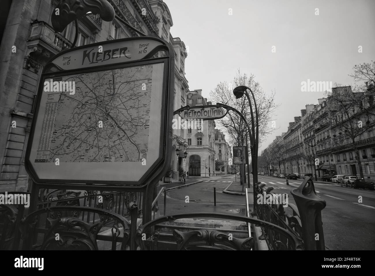 Paris, Frankreich - 31. Januar 2021 : Weitwinkelansicht einer Karte der U-Bahn von Paris Frankreich in schwarz-weiß Stockfoto