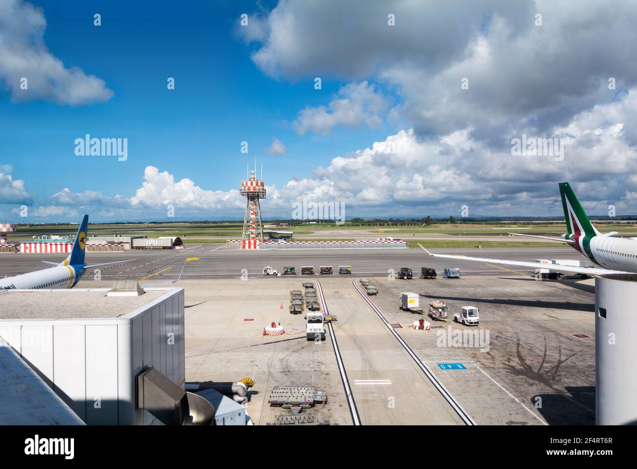 Rom, Italien - 07. Oktober 2018: Radarturm am Flughafen Fiumicino Stockfoto