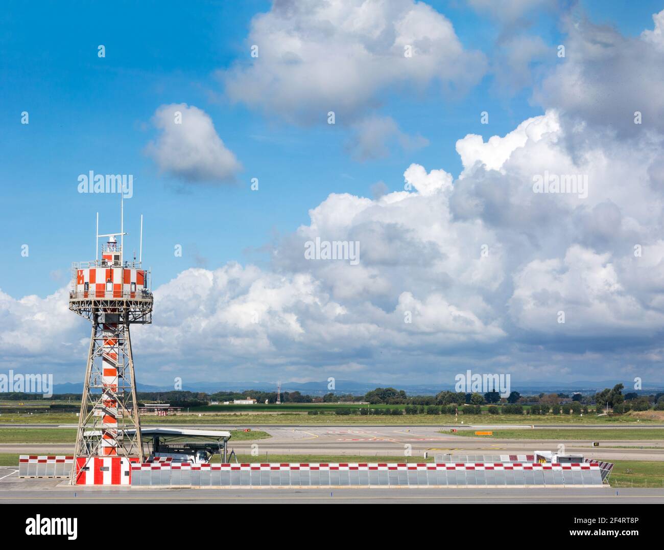 Rom, Italien - 07. Oktober 2018: Radarturm am Flughafen Fiumicino Stockfoto