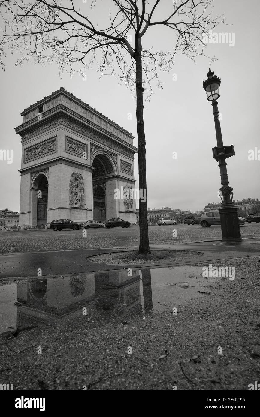 Paris, Frankreich - 31. Januar 2021 : Wasserspiegelung des Triumphbogens in Paris Frankreich Stockfoto