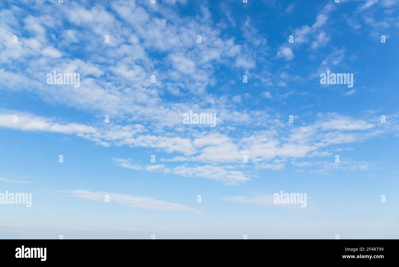 Blauer Himmel mit weißen Altocumulus Wolken am Tag, natürliche Hintergrund Foto Textur Stockfoto