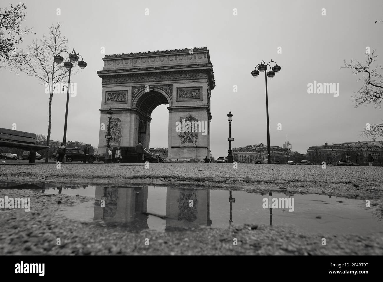 Paris, Frankreich - 31. Januar 2021 : Wasserspiegelung des Triumphbogens in Paris Frankreich Stockfoto
