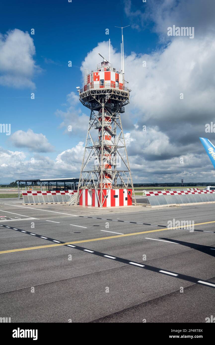 Rom, Italien - 07. Oktober 2018: Radarturm am Flughafen Fiumicino Stockfoto