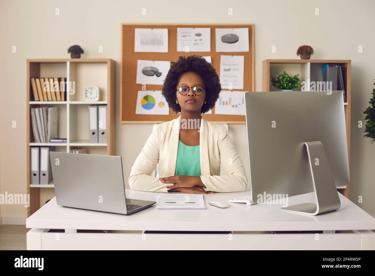 Selbstbewusste afroamerikanische Geschäftsfrau Sekretärin am Schreibtisch Büro Porträt Stockfoto
