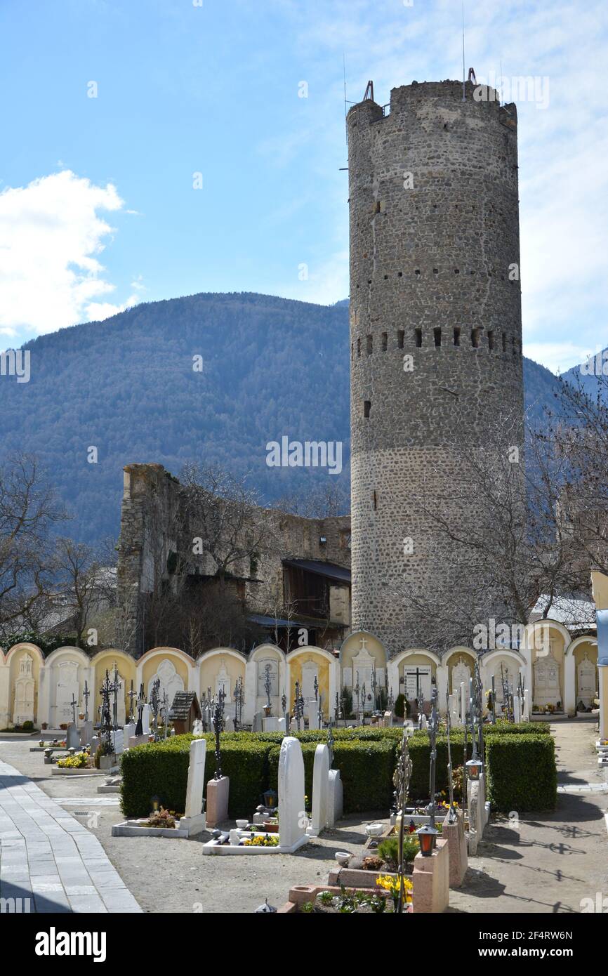 Fröhlichsturm, mittelalterlicher Turm und Friedhof in Mals / Mals, Vinschgau, Südtirol, Italien Stockfoto