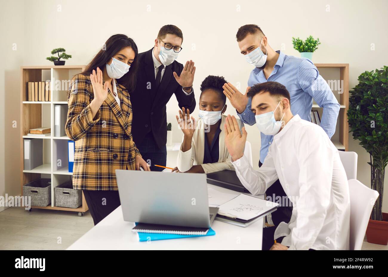 Diverse Business-Team in Schutzmasken mit Videokonferenz auf Notebook Stockfoto