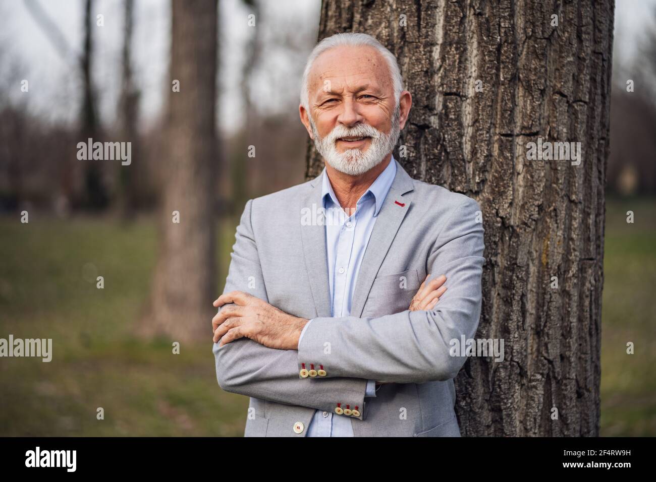 Porträt eines ernsthaften Geschäftsmannes im Freien. Stockfoto