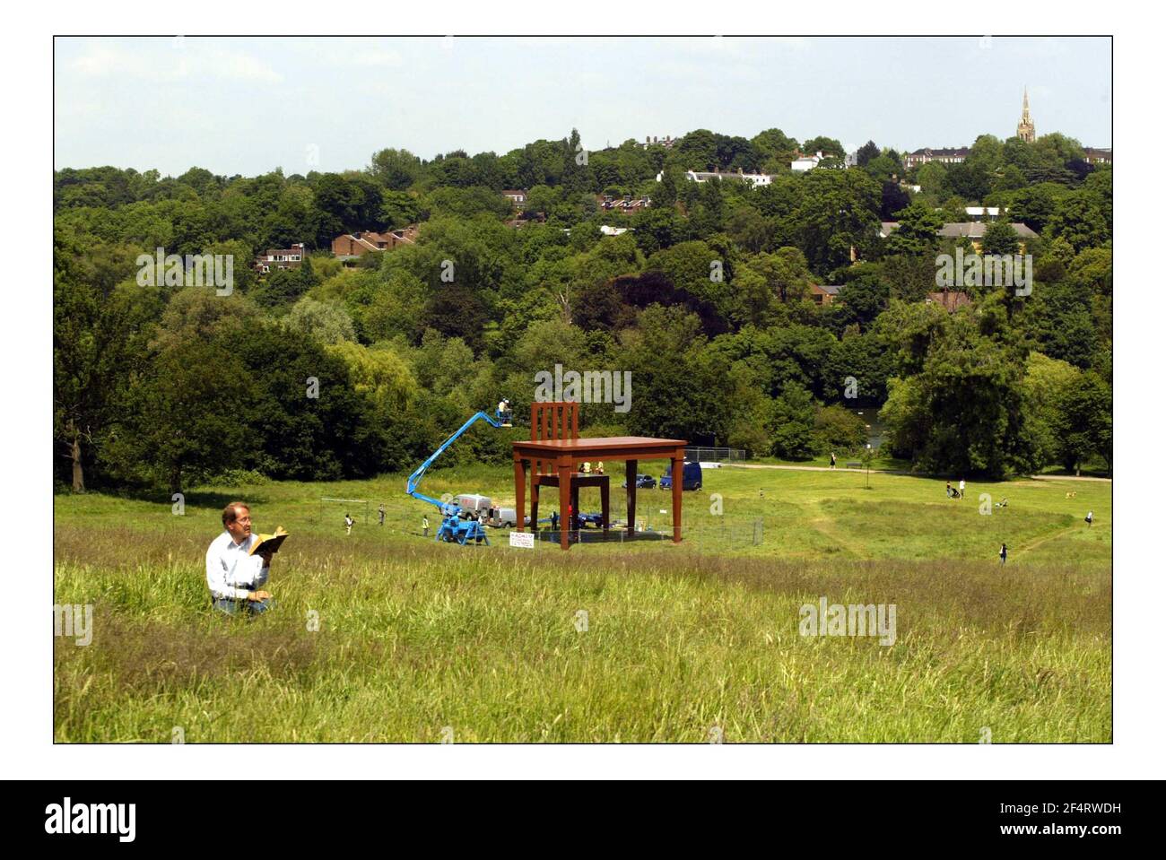 Giancarlo Neris Installation (riesiger Tisch und Stuhl) Auf Parliament Hill Fields in Hampstaed Heath.pic David Sandison 9/6/2005 Stockfoto