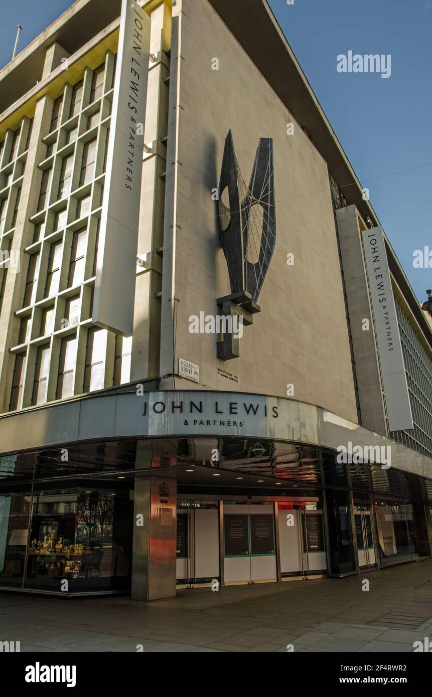 London, Großbritannien - 26. Februar 2021: Ecke des Flagship-Kaufhauses John Lewis in der Oxford Street im Zentrum von London. Die Barbara Hepworth Skulptur W Stockfoto