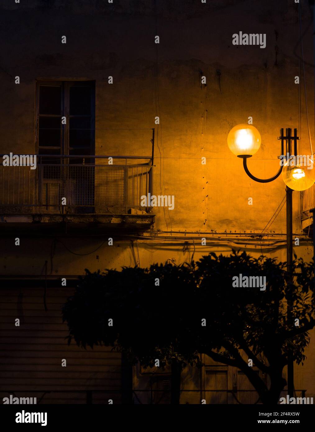 Blick auf alten Balkon in der Nacht beleuchtet von der Straßenlaterne Stockfoto