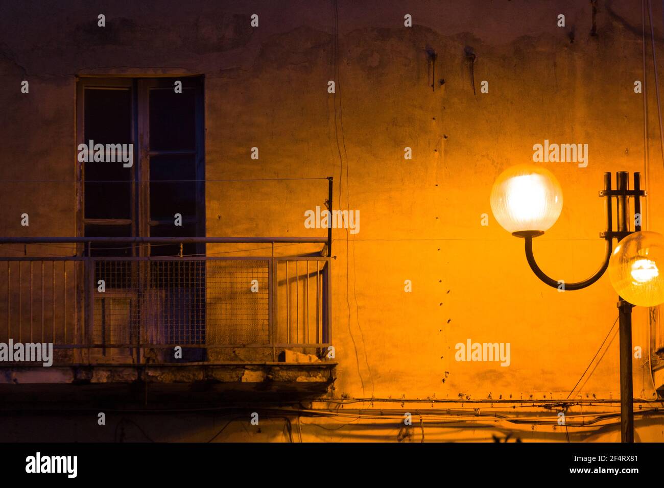 Blick auf alten Balkon in der Nacht beleuchtet von der Straßenlaterne Stockfoto