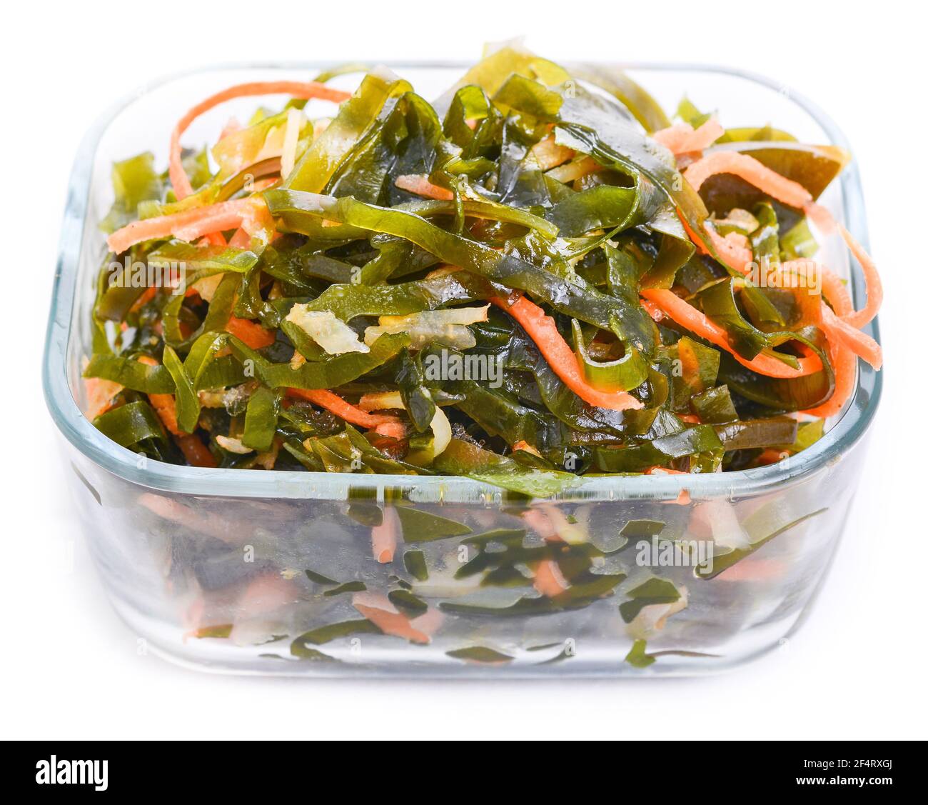Salat aus eingelegtem Seekale und Karotten in einer Glasschale Stockfoto