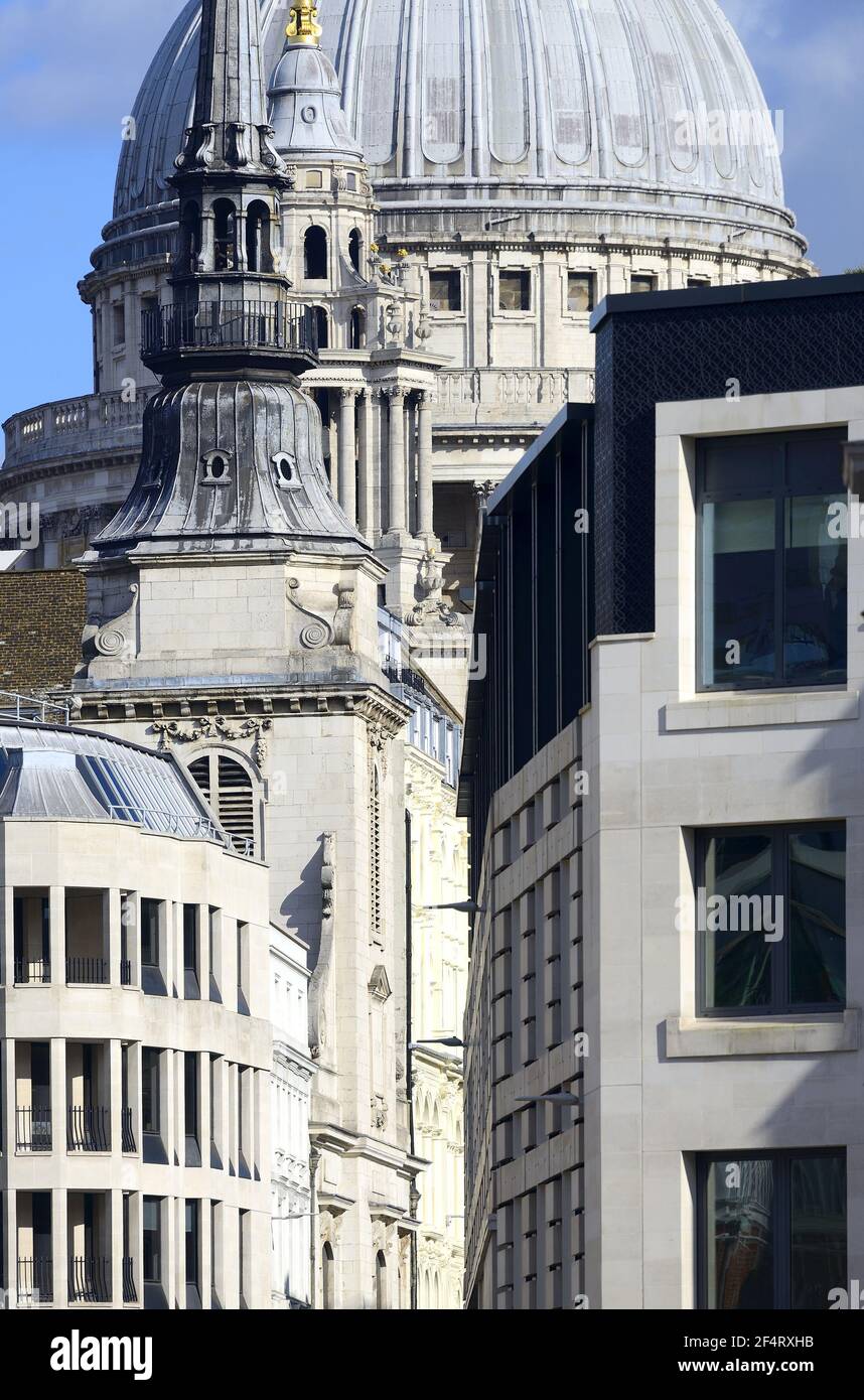 London, England, Großbritannien. Ludgate Hill, der zur St. Paul's Cathedral führt Stockfoto