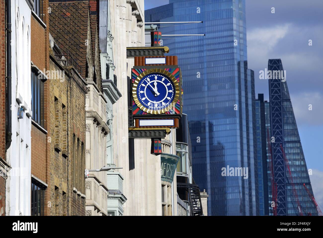 London, England, UK. Art déco-Uhr in Peterborough Court, 135 Fleet Street, EC4, früher der tägliche Fernschreiber Gebäude Stockfoto