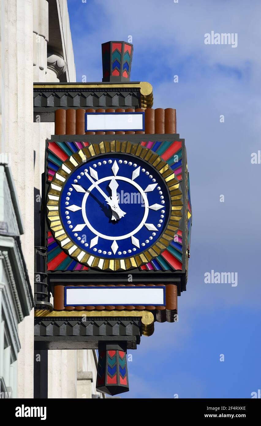 London, England, UK. Art déco-Uhr in Peterborough Court, 135 Fleet Street, EC4, früher der tägliche Fernschreiber Gebäude Stockfoto