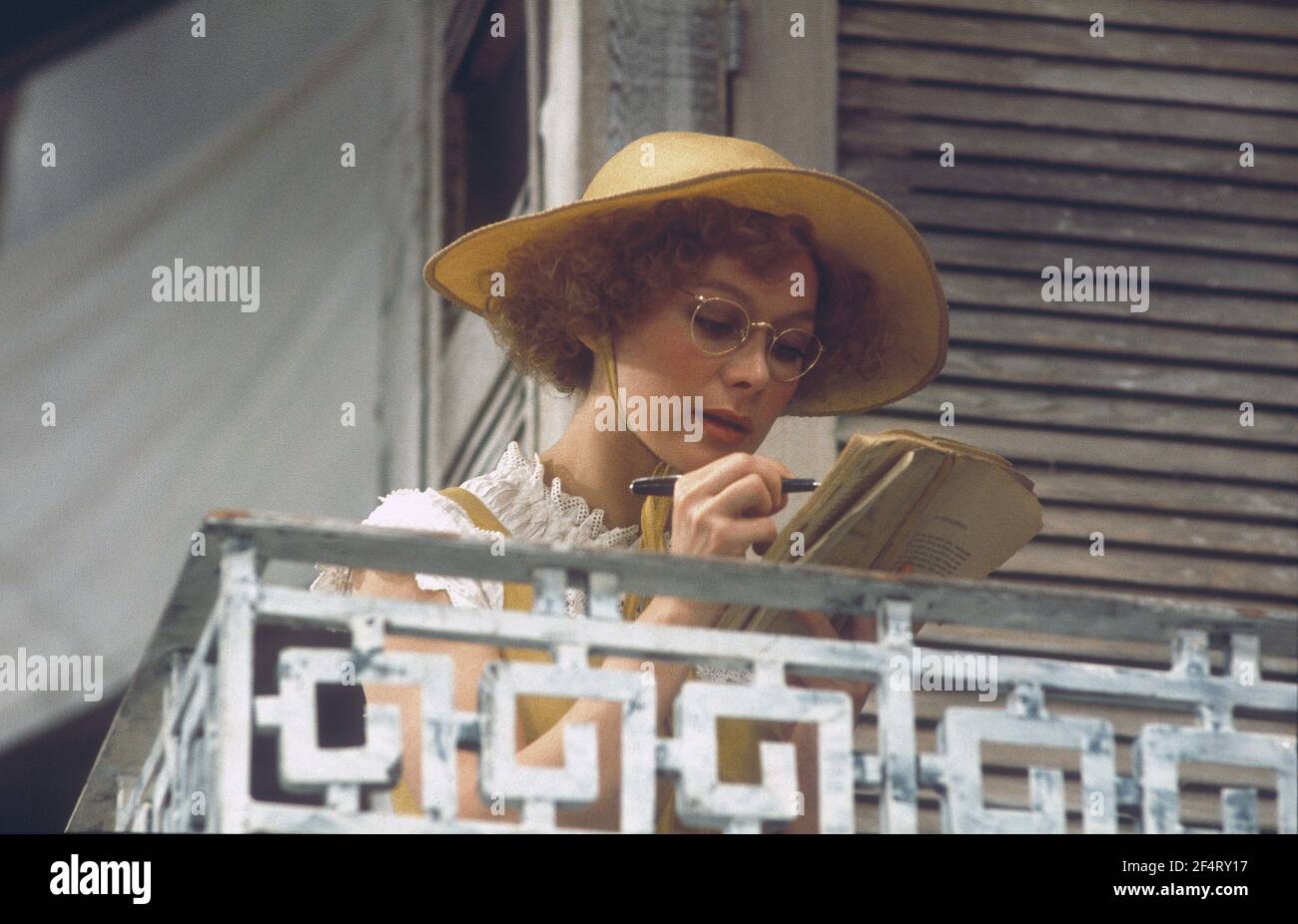 Die RSC-Besetzung in Aktion während der ATV-FERNSEHNETZPRODUKTION von Trevor Nunns musikalischer Adaption für das Fernsehen, KOMÖDIE DER FEHLER von William Shakespeare im Royal Shakespeare Theatre, Stratford-upon-Avon. Darsteller: Judi Dench, Francesca Annis, Michael Williams,- Mike Gwilym, Roger Reed, Nickolas Grace, Griffith Jones, Barbara Shelley, Robin Ellis. Die Aufführung wurde am 18. April 1978 vom Theater national übertragen. Stockfoto