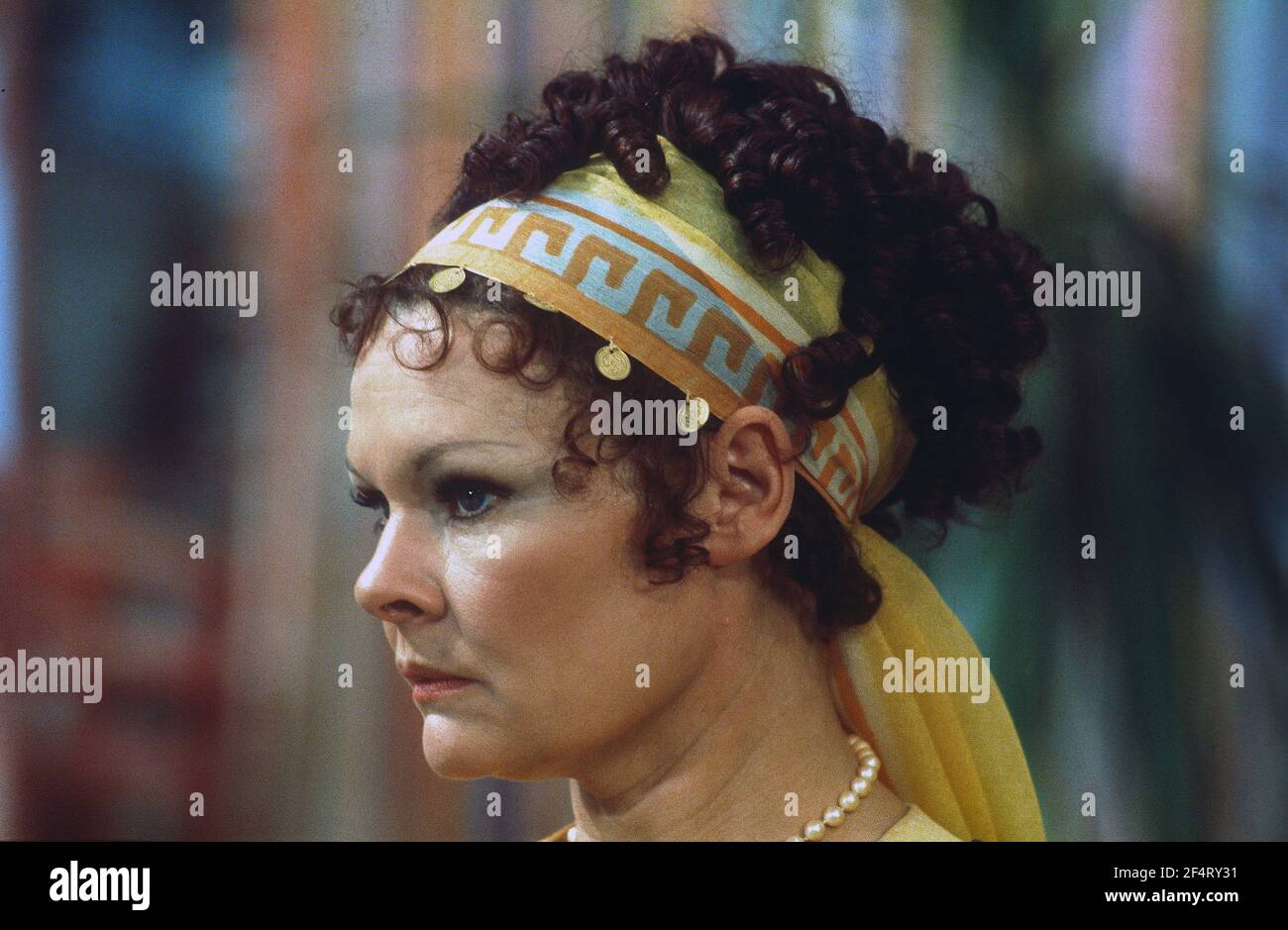 Die RSC-Besetzung in Aktion während der ATV-FERNSEHNETZPRODUKTION von Trevor Nunns musikalischer Adaption für das Fernsehen, KOMÖDIE DER FEHLER von William Shakespeare im Royal Shakespeare Theatre, Stratford-upon-Avon. Darsteller: Judi Dench, Francesca Annis, Michael Williams,- Mike Gwilym, Roger Reed, Nickolas Grace, Griffith Jones, Barbara Shelley, Robin Ellis. Die Aufführung wurde am 18. April 1978 vom Theater national übertragen. Stockfoto
