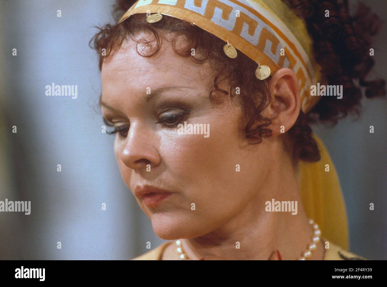 Die RSC-Besetzung in Aktion während der ATV-FERNSEHNETZPRODUKTION von Trevor Nunns musikalischer Adaption für das Fernsehen, KOMÖDIE DER FEHLER von William Shakespeare im Royal Shakespeare Theatre, Stratford-upon-Avon. Darsteller: Judi Dench, Francesca Annis, Michael Williams,- Mike Gwilym, Roger Reed, Nickolas Grace, Griffith Jones, Barbara Shelley, Robin Ellis. Die Aufführung wurde am 18. April 1978 vom Theater national übertragen. Stockfoto