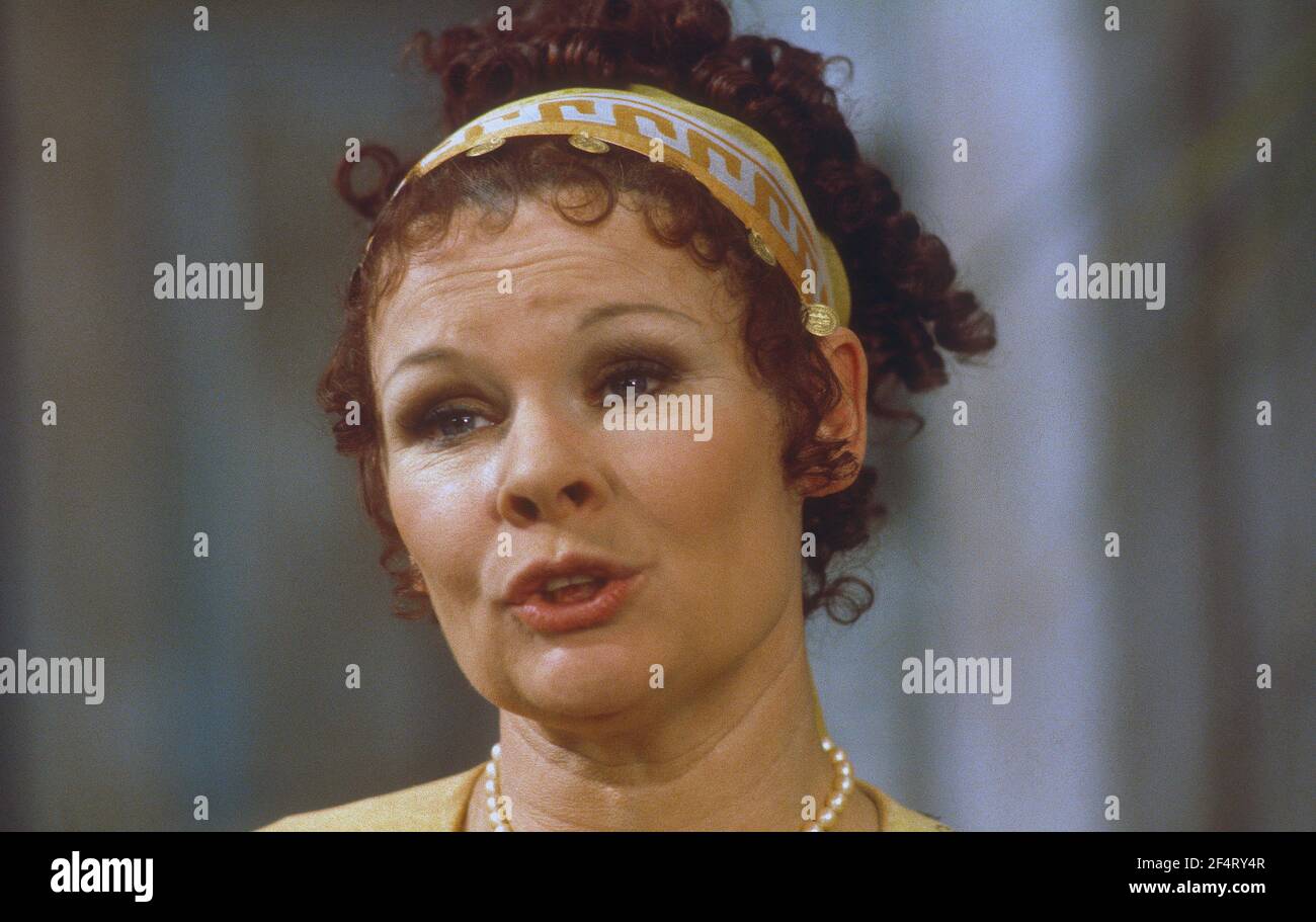 Die RSC-Besetzung in Aktion während der ATV-FERNSEHNETZPRODUKTION von Trevor Nunns musikalischer Adaption für das Fernsehen, KOMÖDIE DER FEHLER von William Shakespeare im Royal Shakespeare Theatre, Stratford-upon-Avon. Darsteller: Judi Dench, Francesca Annis, Michael Williams,- Mike Gwilym, Roger Reed, Nickolas Grace, Griffith Jones, Barbara Shelley, Robin Ellis. Die Aufführung wurde am 18. April 1978 vom Theater national übertragen. Stockfoto