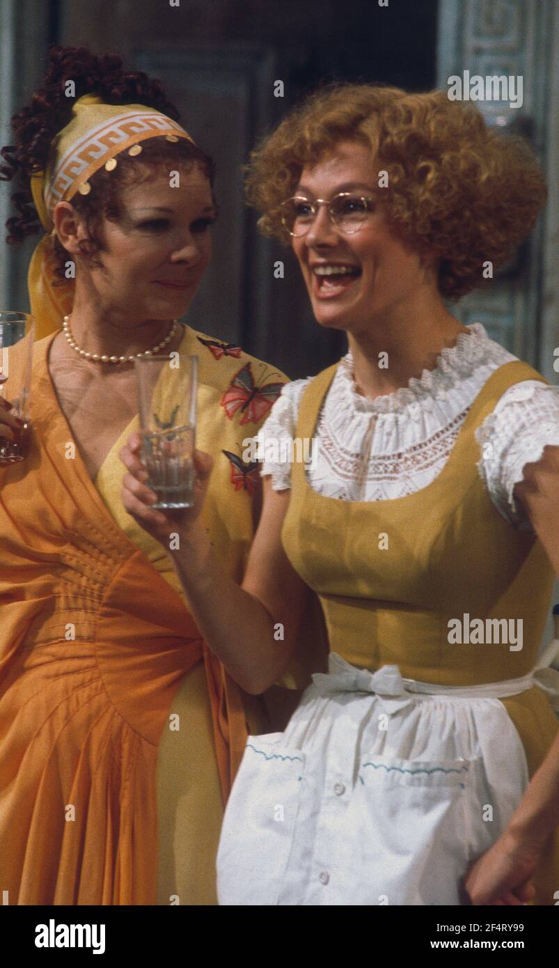 Die RSC-Besetzung in Aktion während der ATV-FERNSEHNETZPRODUKTION von Trevor Nunns musikalischer Adaption für das Fernsehen, KOMÖDIE DER FEHLER von William Shakespeare im Royal Shakespeare Theatre, Stratford-upon-Avon. Darsteller: Judi Dench, Francesca Annis, Michael Williams,- Mike Gwilym, Roger Reed, Nickolas Grace, Griffith Jones, Barbara Shelley, Robin Ellis. Die Aufführung wurde am 18. April 1978 vom Theater national übertragen. Stockfoto