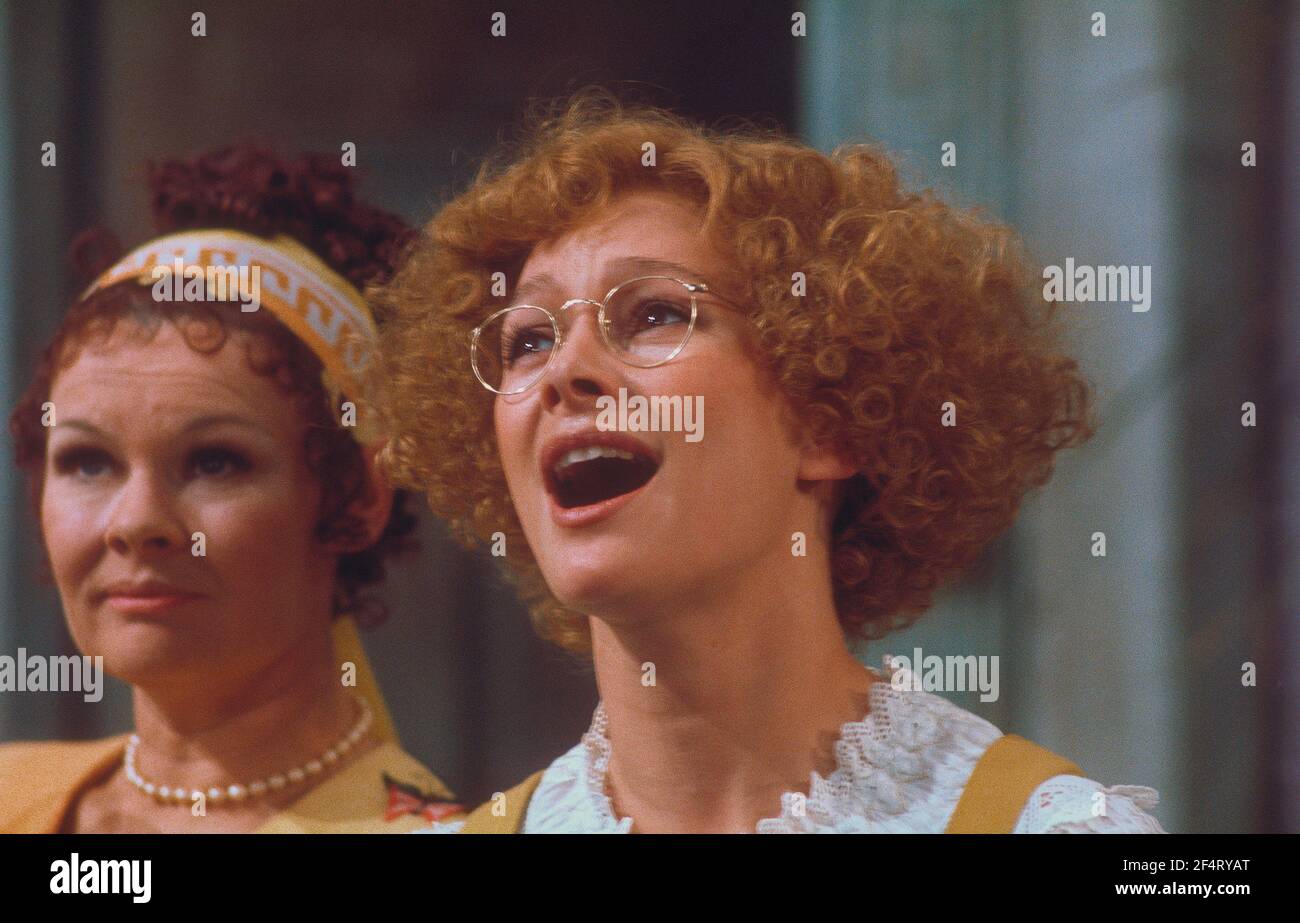 Die RSC-Besetzung in Aktion während der ATV-FERNSEHNETZPRODUKTION von Trevor Nunns musikalischer Adaption für das Fernsehen, KOMÖDIE DER FEHLER von William Shakespeare im Royal Shakespeare Theatre, Stratford-upon-Avon. Darsteller: Judi Dench, Francesca Annis, Michael Williams,- Mike Gwilym, Roger Reed, Nickolas Grace, Griffith Jones, Barbara Shelley, Robin Ellis. Die Aufführung wurde am 18. April 1978 vom Theater national übertragen. Stockfoto