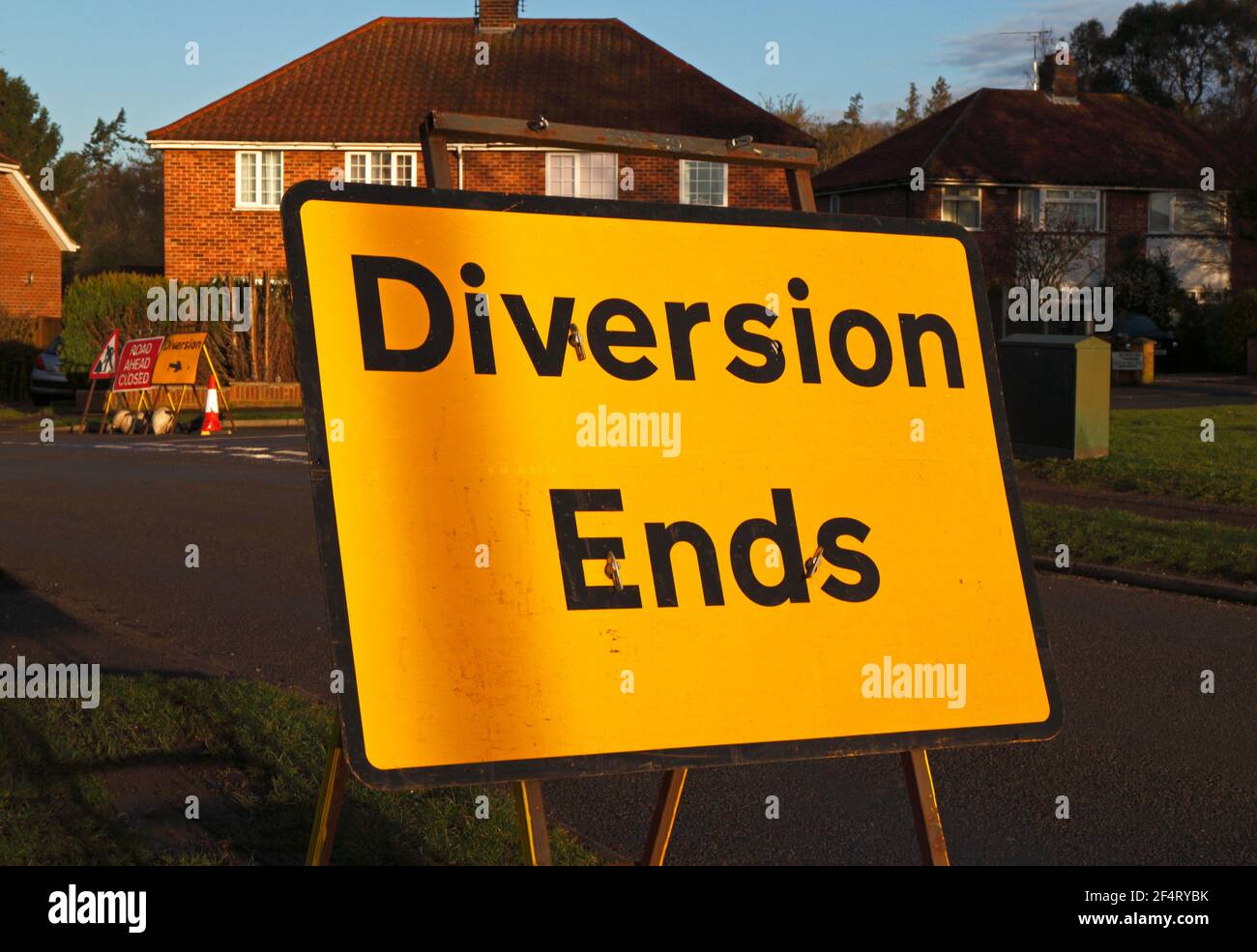 Eine vorübergehende Umleitung beendet das Straßenschild wegen Straßensperrung für Arbeiten in einem Wohngebiet von Hellesdon, Norfolk, England, Vereinigtes Königreich. Stockfoto