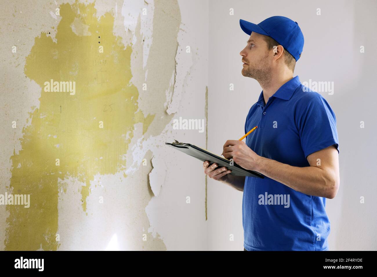 Bauunternehmer schriftlich Schätzung auf Zwischenablage für Hausreparatur Jobs. Preisberechnung, Renovierungskosten Stockfoto