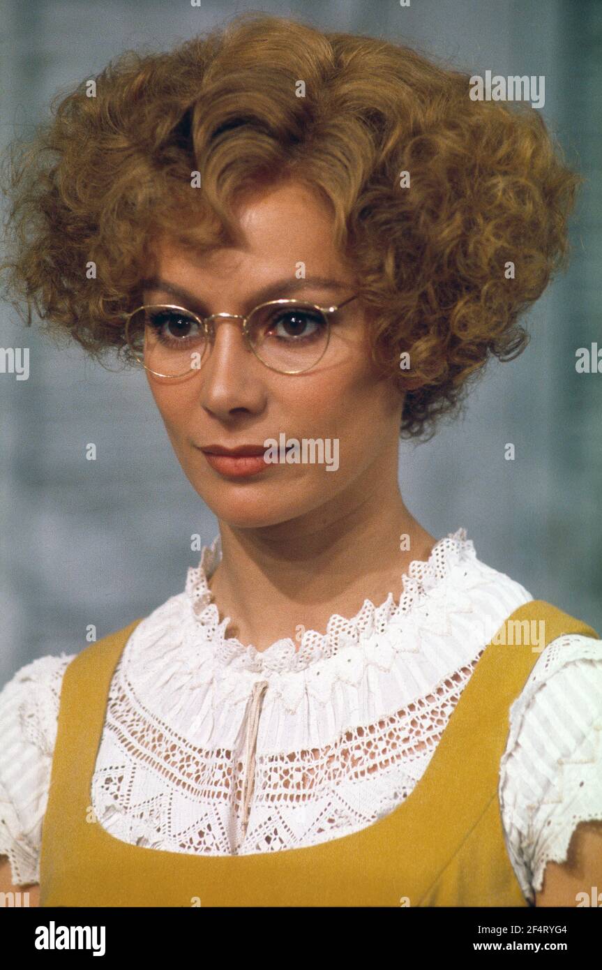 Die RSC-Besetzung in Aktion während der ATV-FERNSEHNETZPRODUKTION von Trevor Nunns musikalischer Adaption für das Fernsehen, KOMÖDIE DER FEHLER von William Shakespeare im Royal Shakespeare Theatre, Stratford-upon-Avon. Darsteller: Judi Dench, Francesca Annis, Michael Williams,- Mike Gwilym, Roger Reed, Nickolas Grace, Griffith Jones, Barbara Shelley, Robin Ellis. Die Aufführung wurde am 18. April 1978 vom Theater national übertragen. Stockfoto