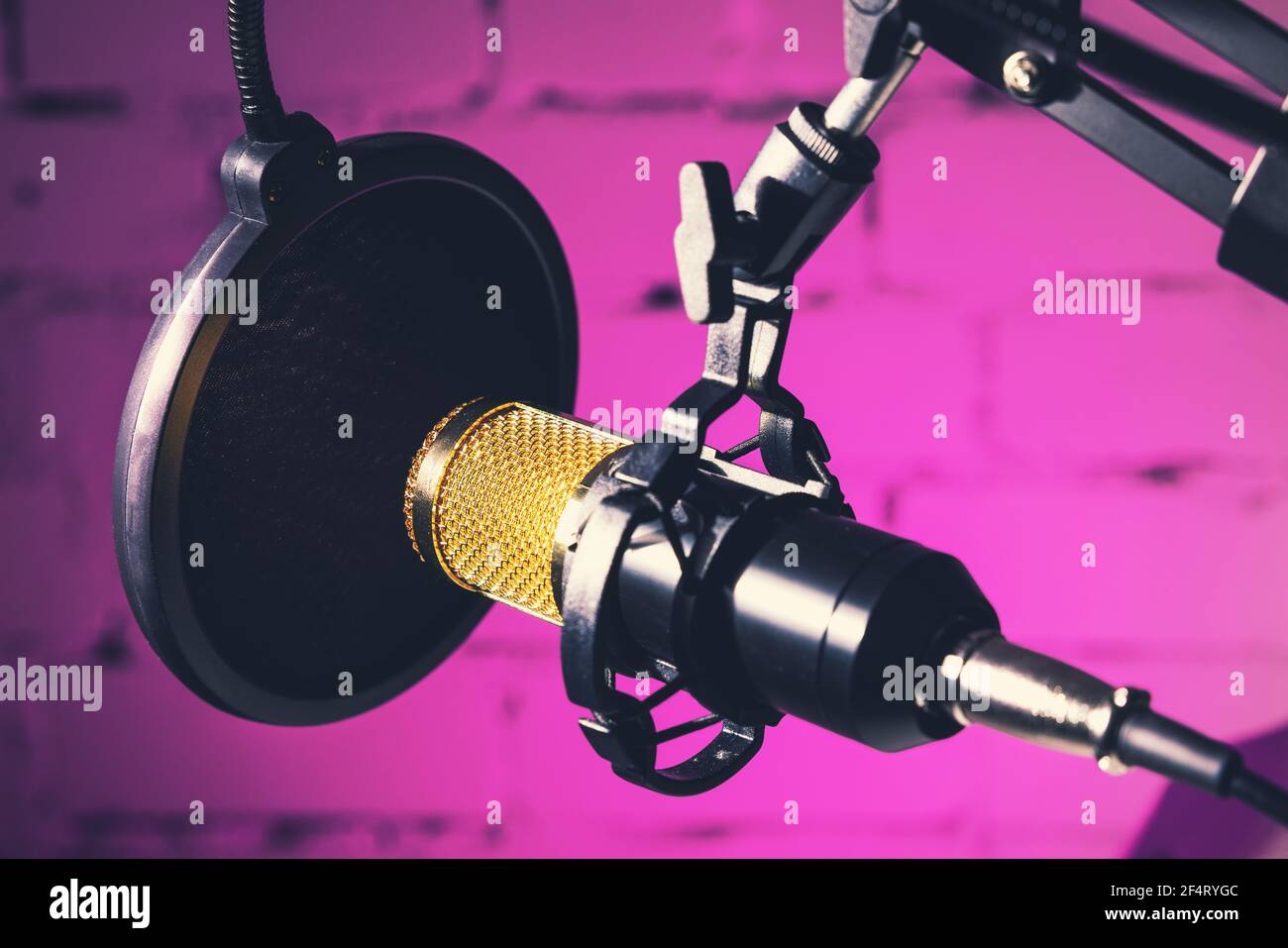 Professionelle Aufnahme Studio Mikrofon auf neon rosa Hintergrund Stockfoto