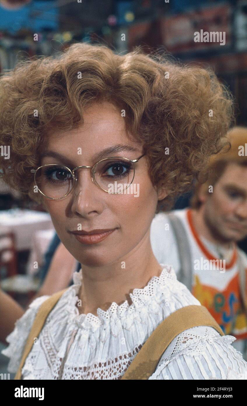 Die RSC-Besetzung in Aktion während der ATV-FERNSEHNETZPRODUKTION von Trevor Nunns musikalischer Adaption für das Fernsehen, KOMÖDIE DER FEHLER von William Shakespeare im Royal Shakespeare Theatre, Stratford-upon-Avon. Darsteller: Judi Dench, Francesca Annis, Michael Williams,- Mike Gwilym, Roger Reed, Nickolas Grace, Griffith Jones, Barbara Shelley, Robin Ellis. Die Aufführung wurde am 18. April 1978 vom Theater national übertragen. Stockfoto