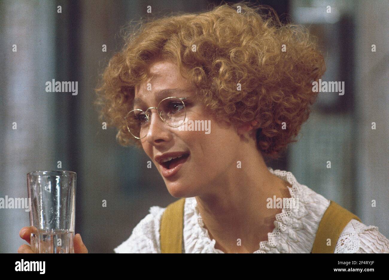 Die RSC-Besetzung in Aktion während der ATV-FERNSEHNETZPRODUKTION von Trevor Nunns musikalischer Adaption für das Fernsehen, KOMÖDIE DER FEHLER von William Shakespeare im Royal Shakespeare Theatre, Stratford-upon-Avon. Darsteller: Judi Dench, Francesca Annis, Michael Williams,- Mike Gwilym, Roger Reed, Nickolas Grace, Griffith Jones, Barbara Shelley, Robin Ellis. Die Aufführung wurde am 18. April 1978 vom Theater national übertragen. Stockfoto