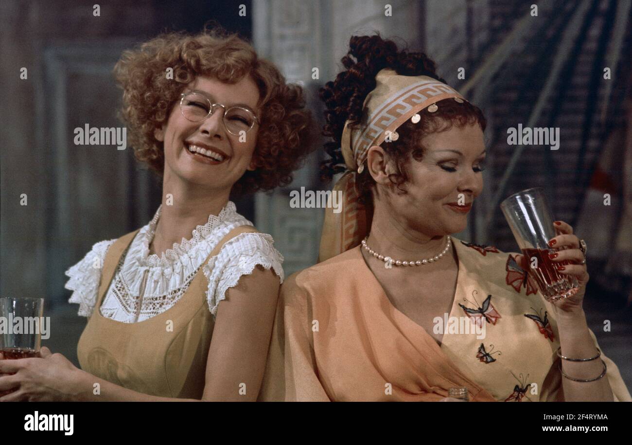 Die RSC-Besetzung in Aktion während der ATV-FERNSEHNETZPRODUKTION von Trevor Nunns musikalischer Adaption für das Fernsehen, KOMÖDIE DER FEHLER von William Shakespeare im Royal Shakespeare Theatre, Stratford-upon-Avon. Darsteller: Judi Dench, Francesca Annis, Michael Williams,- Mike Gwilym, Roger Reed, Nickolas Grace, Griffith Jones, Barbara Shelley, Robin Ellis. Die Aufführung wurde am 18. April 1978 vom Theater national übertragen. Stockfoto