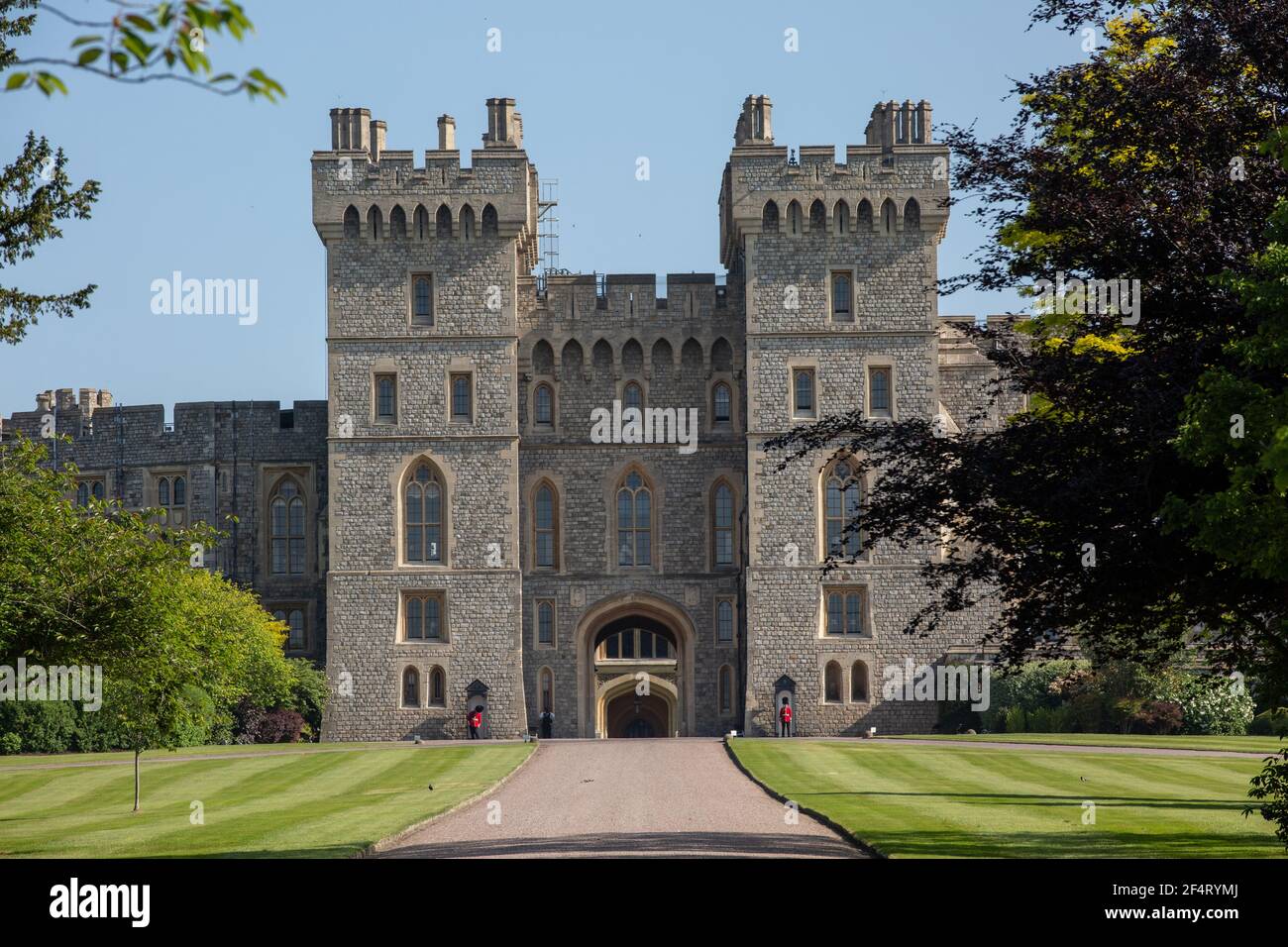 Windsor Castle liegt in der historischen Marktstadt, in der die britische Königsfamilie, der königliche Bezirk Windsor und Maidenhead in Berkshire, England, beheimatet sind Stockfoto