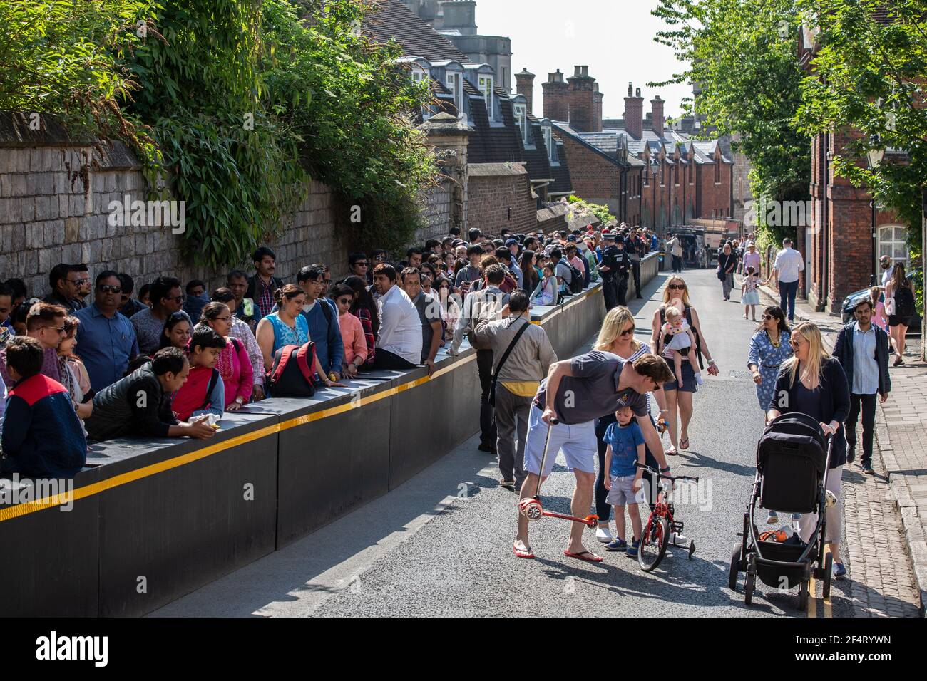 Touristen warten darauf, Schloss Windsor, Heimat der britischen Königsfamilie, den königlichen Bezirk Windsor und Maidenhead in Berkshire, England, zu besuchen Stockfoto