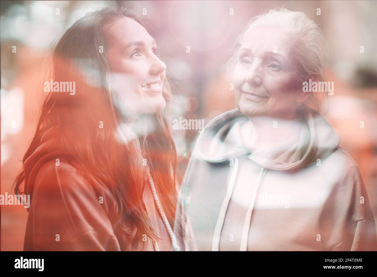 Großmutter und Enkelin Frauen doppelte Belichtung Bild. Porträt einer jungen und älteren Frau. Liebe, Generation, Träume und glückliche Familienbeziehungen Konzept Stockfoto
