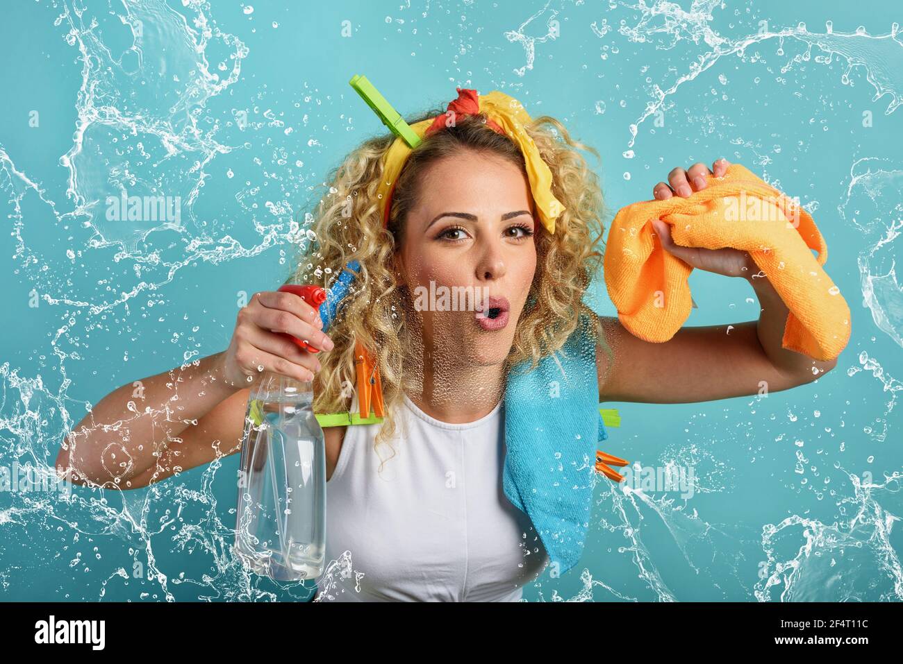 Lustige Hausfrau reinigt und desinfiziert Keime, Viren und Bakterien. Stockfoto