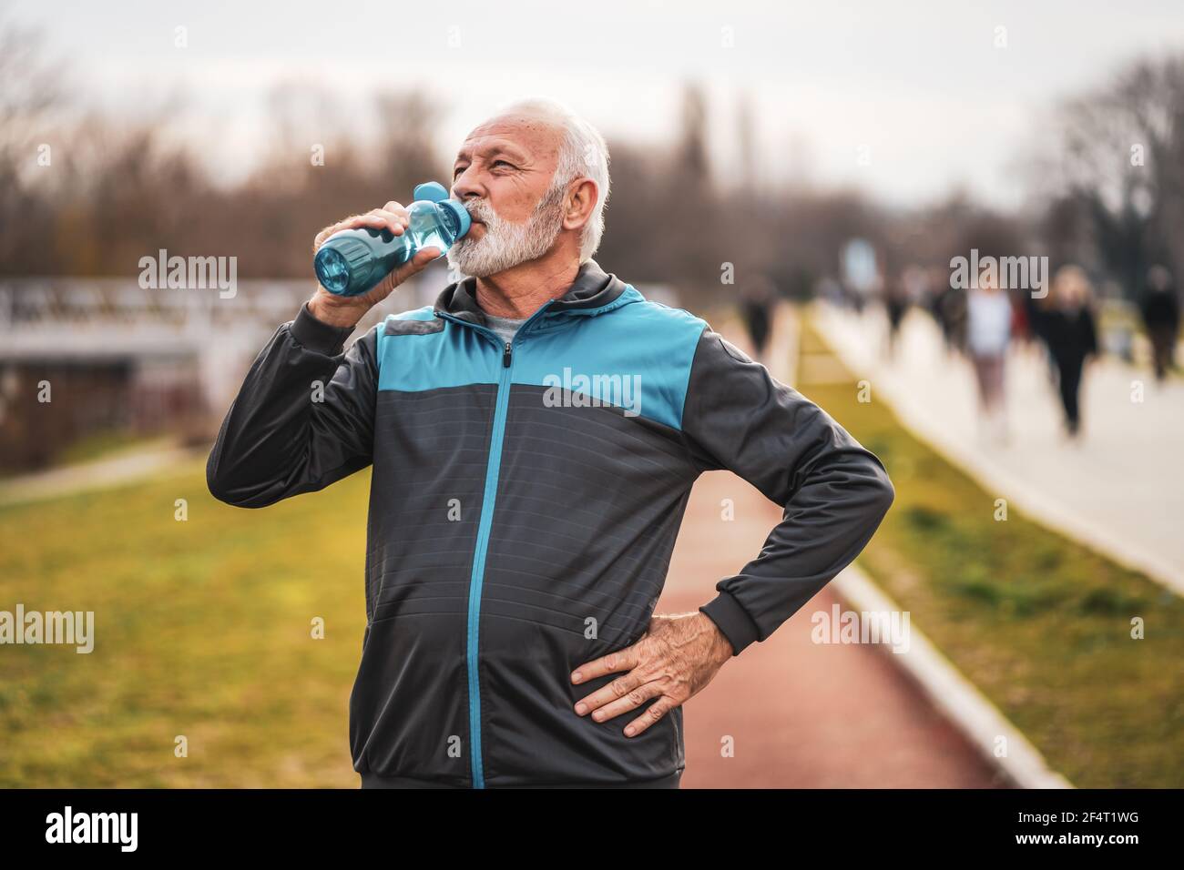 Aktiver älterer Mann trinkt nach dem Training Wasser. Gesunder Lebensstil. Stockfoto