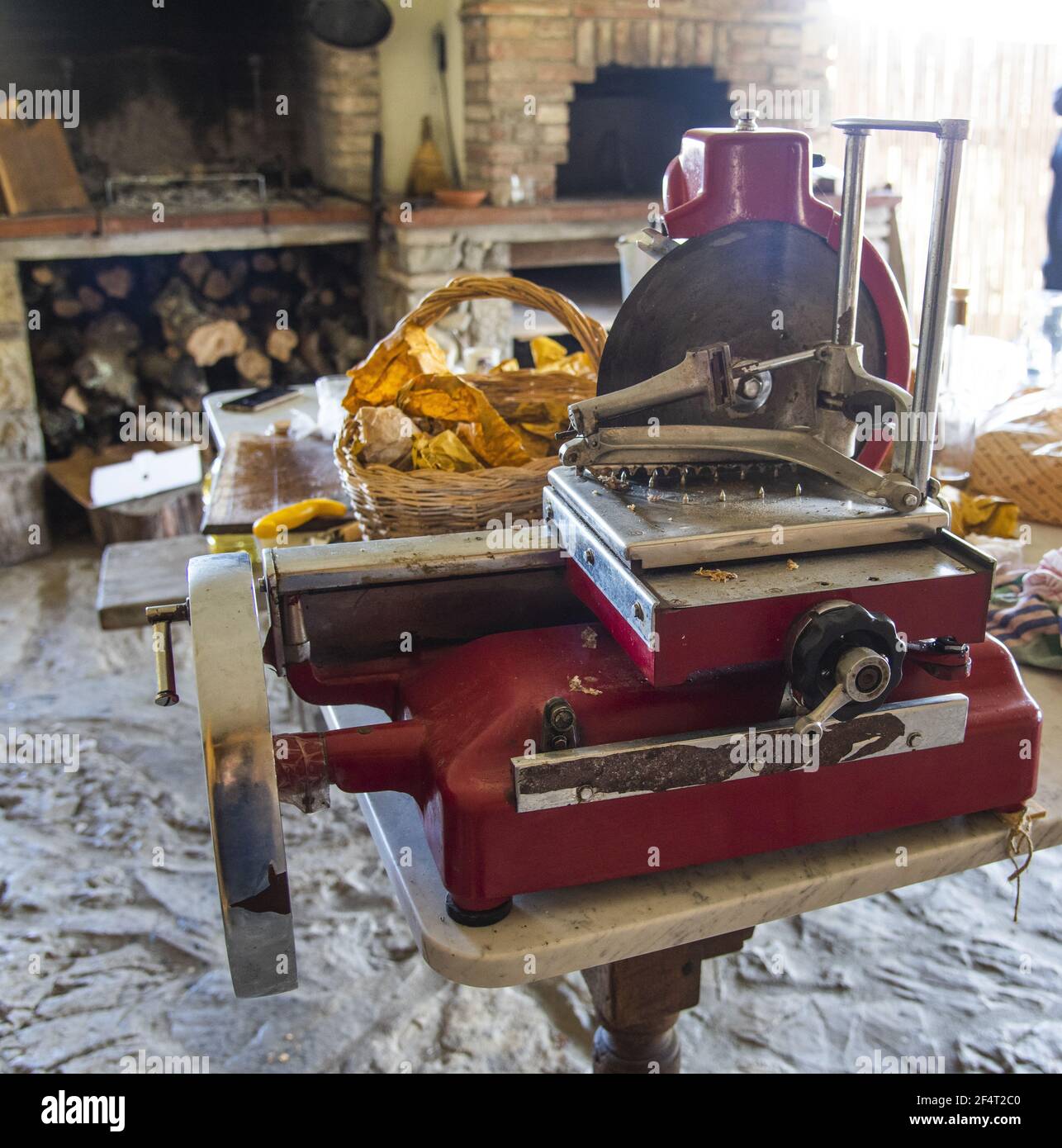 Alte Maschine zum Schneiden von Schinken und Salami Stockfotografie