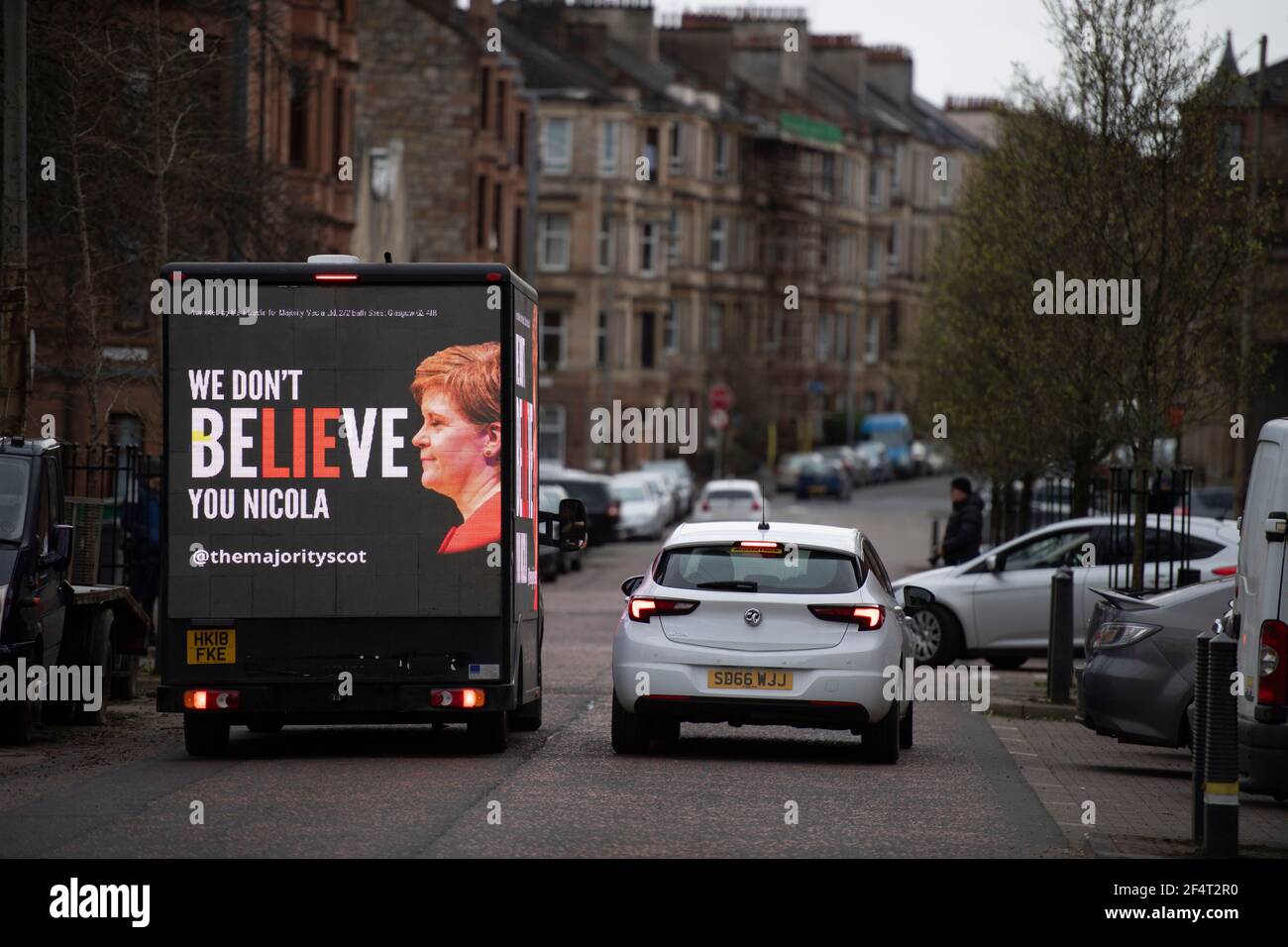 Glasgow, Schottland, Großbritannien. 23. März 2021. IM BILD: Werbebotschaft an Nicola Sturgeon, ‘WIR GLAUBEN DIR NICHT NICOLA' in Govanhill in Glasgow, wo der erste Münster für das Parlament steht. Quelle: Colin Fisher/Alamy Live News. Stockfoto