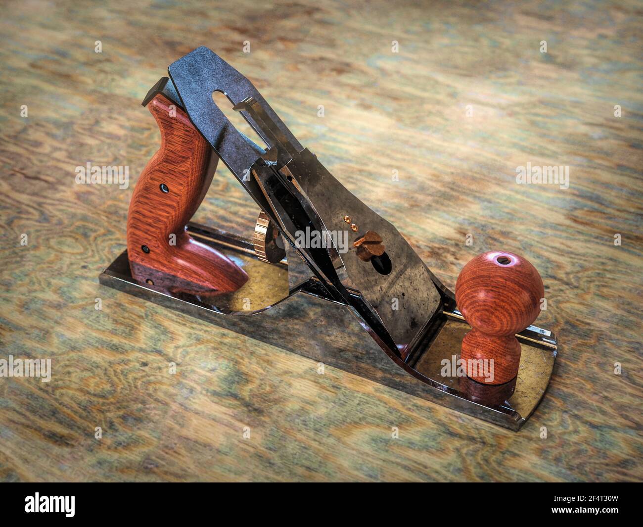Schuss von Hand Hobel auf Holzfläche platziert Stockfoto
