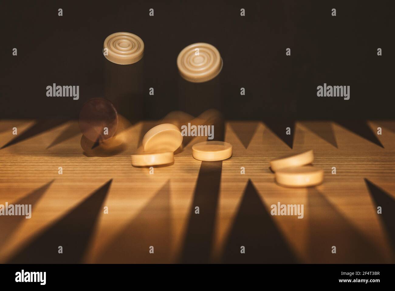 Nahaufnahme des Spielbretts und Zähler aus einem Spiel Backgammon Stockfoto