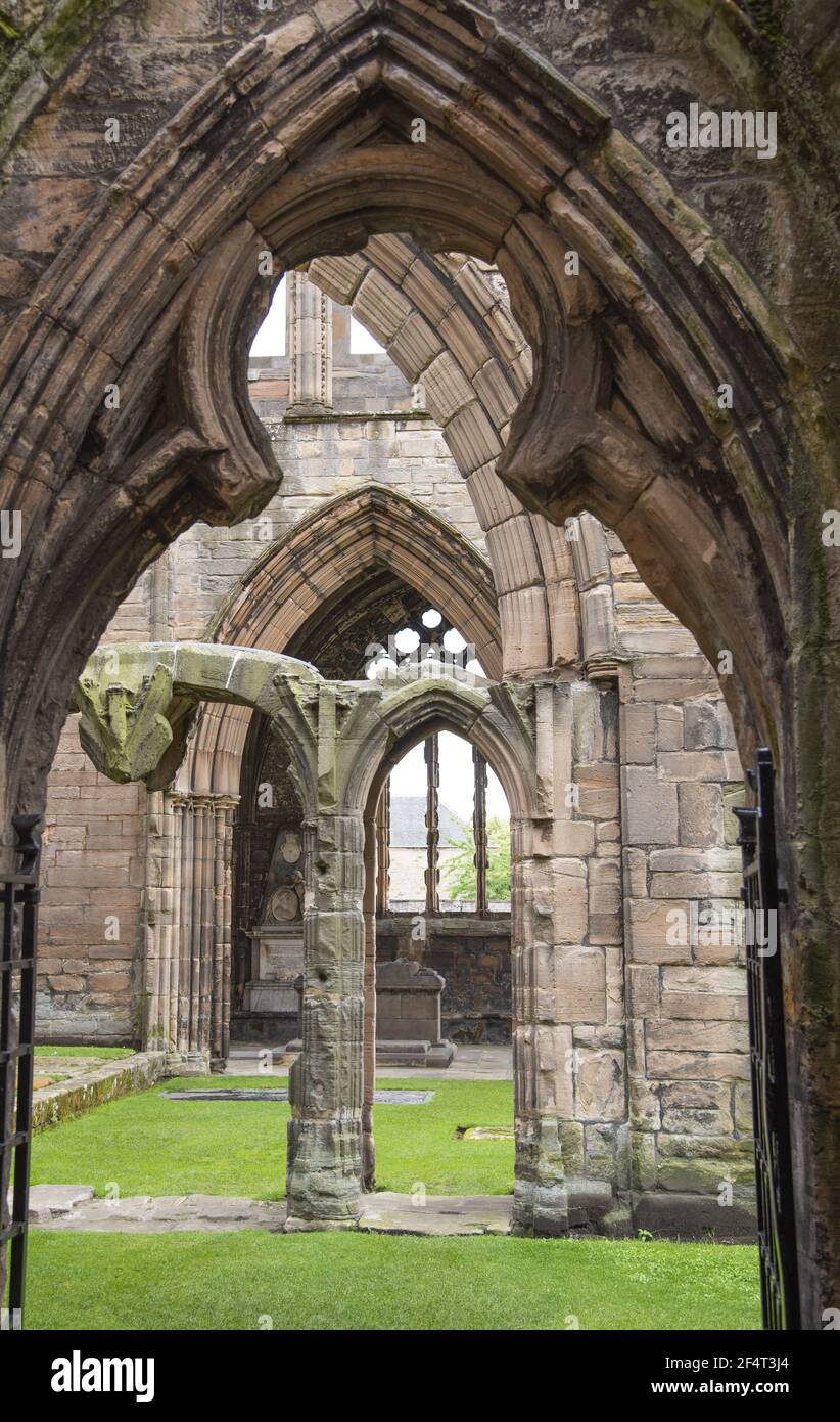 Blick auf Bögen in den Ruinen der Elgin Cathedral Stockfoto